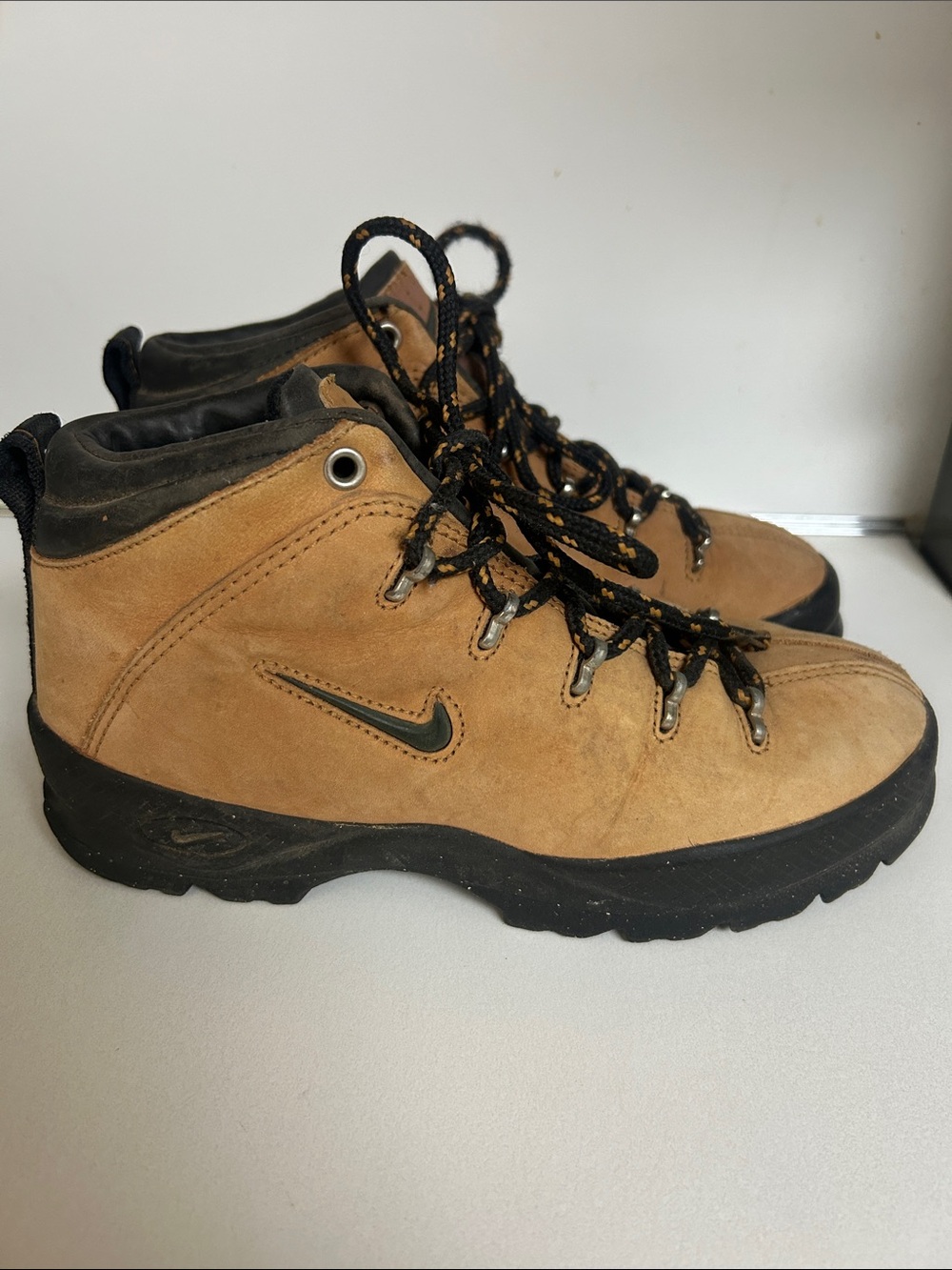 NIKE ACG Kids Tan & Black Suede Hiking Boots size 4 Big Kids